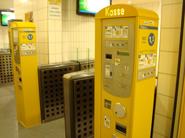 デュッセルドルフ、駅の有料トイレ。完全自動化。1ユーロなければ使用不可です。
